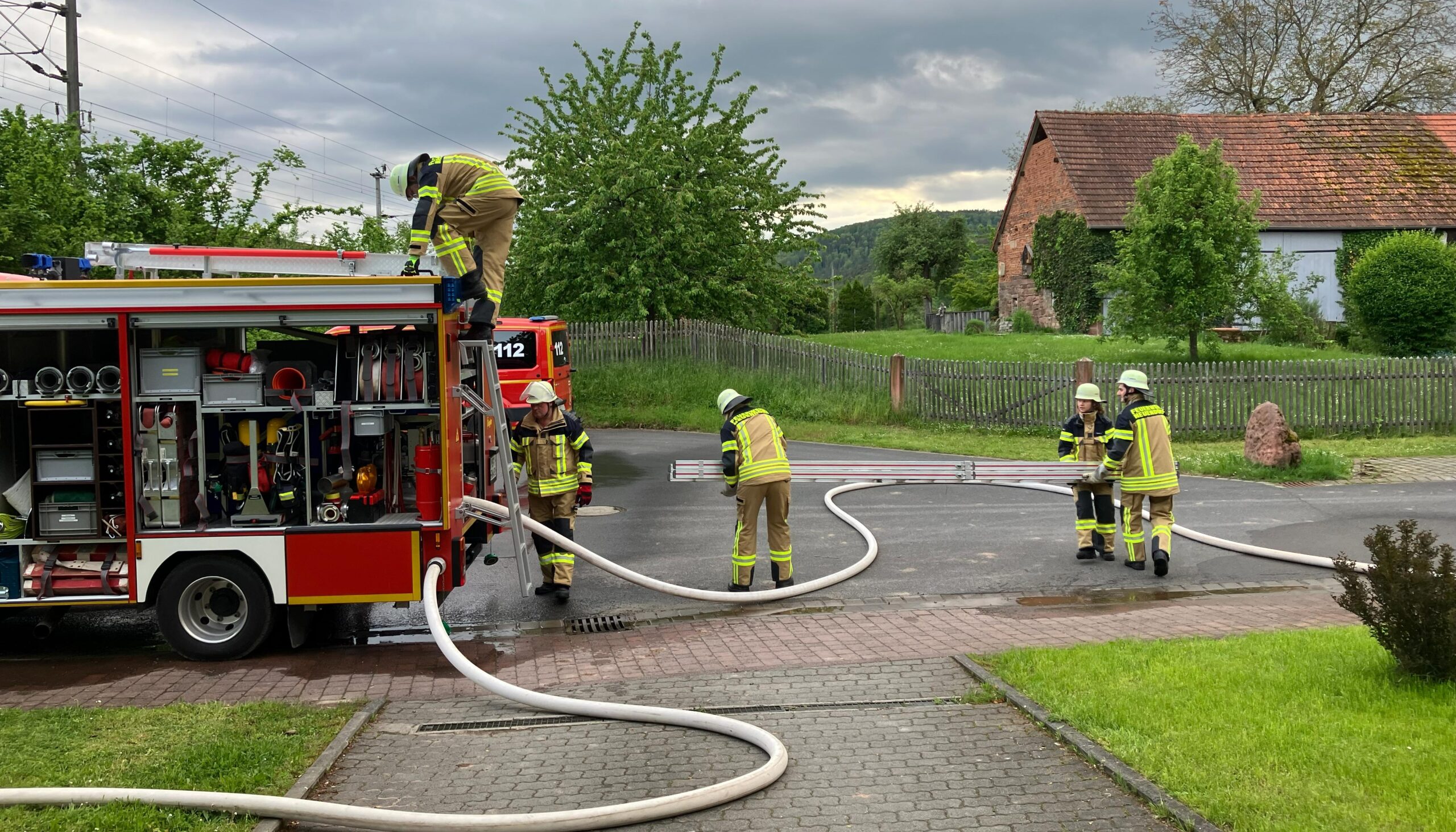 Einsatzkräfte beim Löscheinsatz