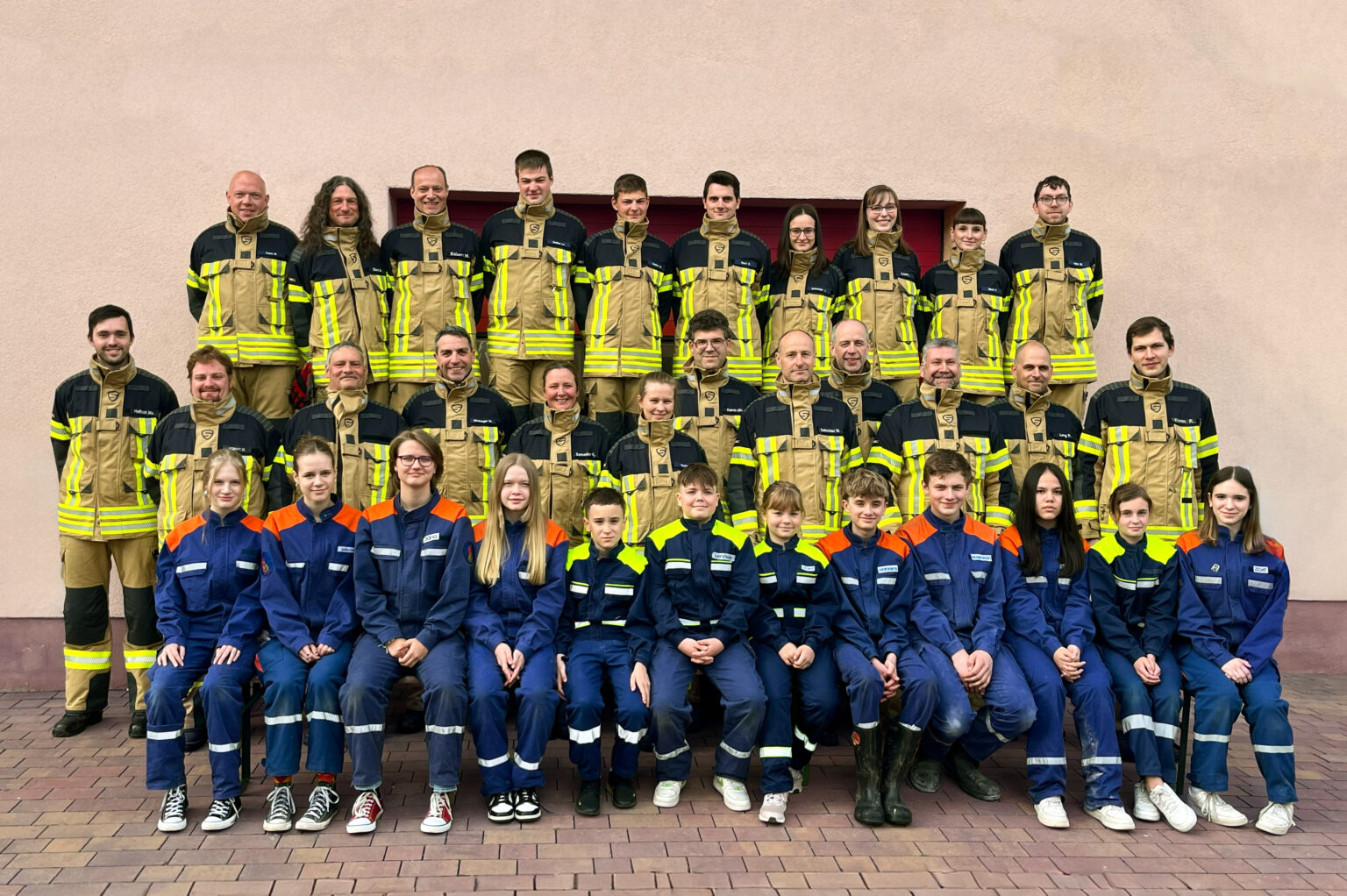 Gruppenfoto der Freiwilligen Feuerwehr Neuendorf vor dem Gerätehaus
